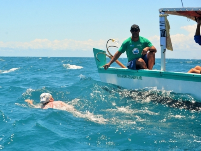 Leleca, uma nadadora, um oceano, caravelas e 60 Km de coragem